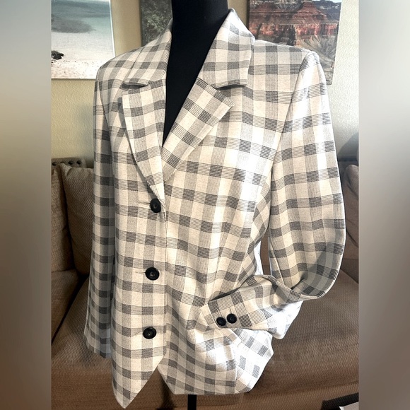 CAbi Jackets & Blazers - Cabi Valentina Knit Blazer has Black and White Checkered Plaid with Pockets